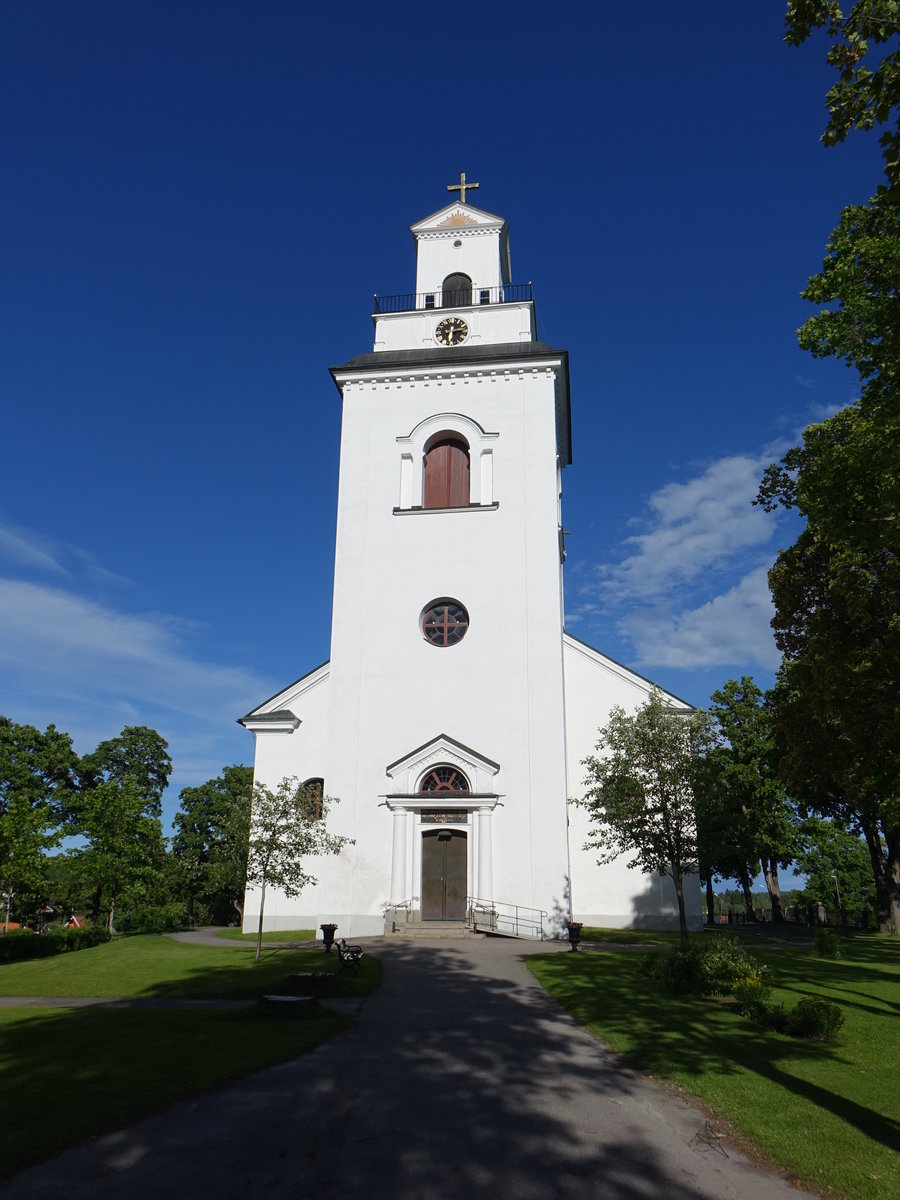 Ev. Kirche in Forsa, erbaut von 1840 bis 1845, die Kirche besteht aus einem rechteckigen Langhaus mit erweiterten Sakristien im Norden sowie dem Kirchturm im Westen (20.06.2017)