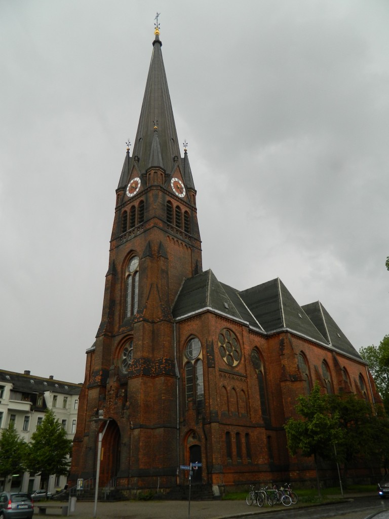 Evangelisch-lutherische Nathanaelkirche Leipzig-Lindenau, erbaut 1881 bis 1884 im neogothischen Baustil. Der Kirchturm ist 74 Meter hoch. (13.05.2014) 