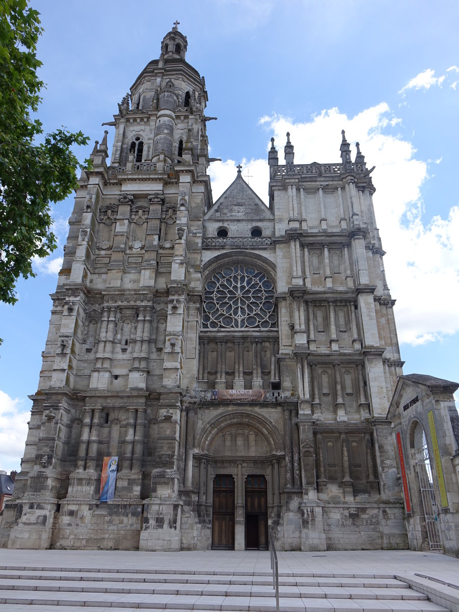 Evreux, Kathedrale Notre-Dame, erbaut im 12. Jahrhundert, Langhaus romanisch, Kircheturm Tour Gros-pierre aus der Zeit Ludwigs XIII. (15.07.2016)
