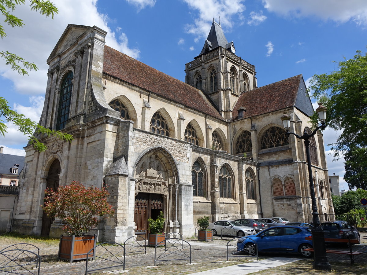 Evreux, Kirche Saint-Taurin, erbaut im 11. Jahrhundert, rein romanisches Querschiff, 
Fassade aus der zeit Ludwigs XV. (15.07.2016)