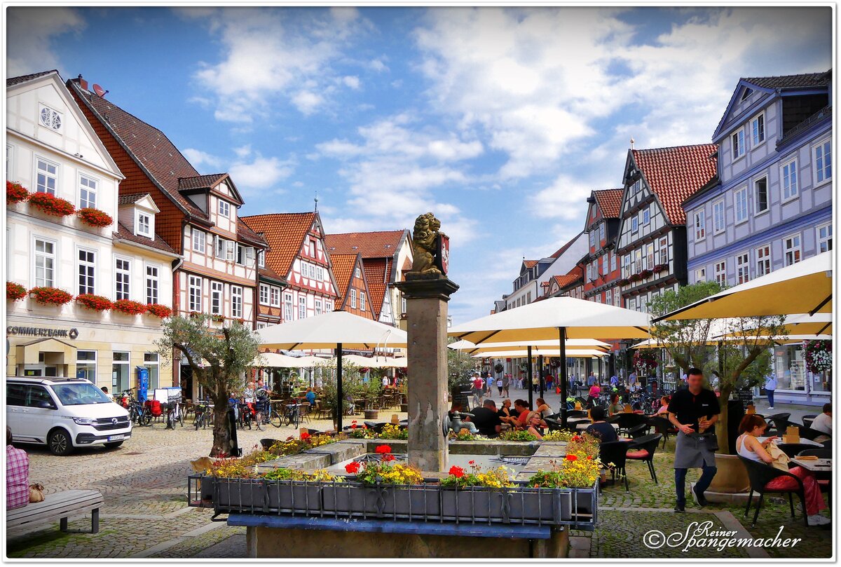 Fachwerkhuser im historisches Zentrum von Celle, der Marktplatz mit seinen Straencafs. Urlaub in der Sdheide, August 2023