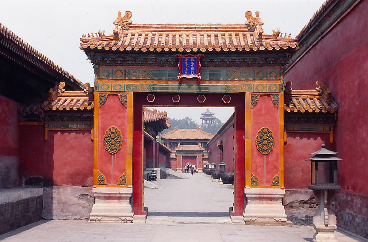 Farbenprchtiges Tor in der Verbotenen Stadt in Peking. Aufnahme: Mai 1989 (Bild vom Dia).