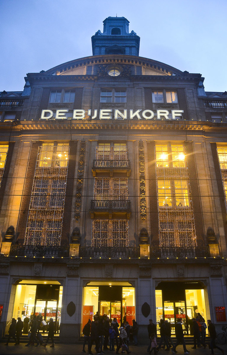 Fassade des Kaufhauses De Bijenkorf am Damrak in Amsterdam. Aufnahme: 3. Januar 2017.