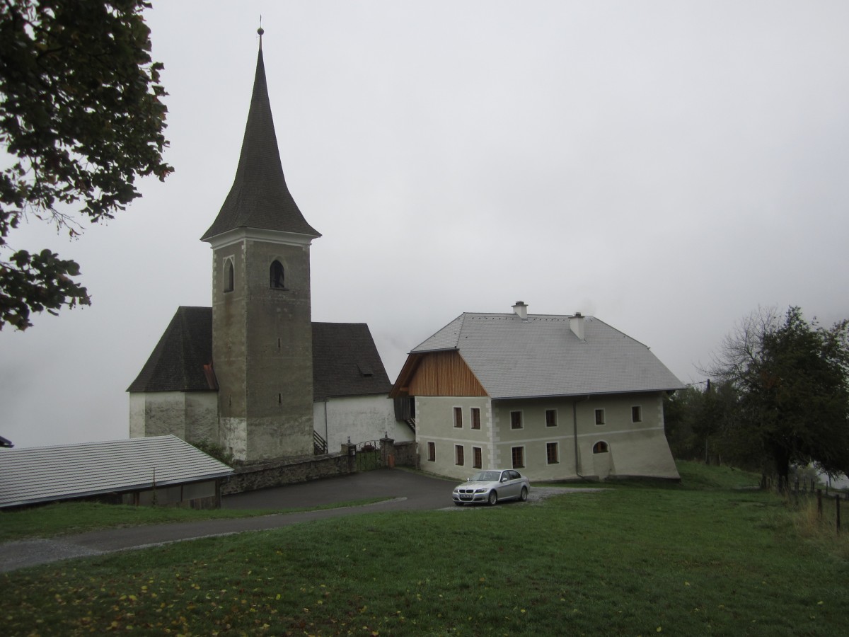 Feistritz ob Grades, Pfarrkirche St. Martin und Pfarrhaus, erbaut von 1090 bis 1106, romanisches Langhaus, sptgotischer Chor erbaut im 16. Jahrhundert, in 1089 
Meter Hhe in den Mdringer Bergen im Metnitztal (30.09.2013)