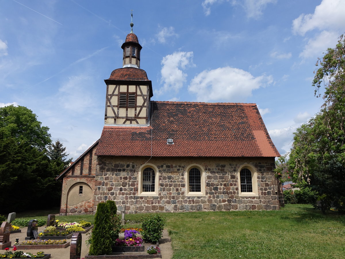Feldsteinkirche von Neschholz, sptromanischer Saalbau mit neubarockem Fachwerkturm, erbaut im 13. Jahrhundert (21.05.2016)