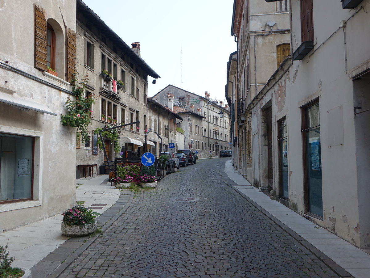 Feltre, historische Gebude in der Via Mezzaterra (17.09.2019)
