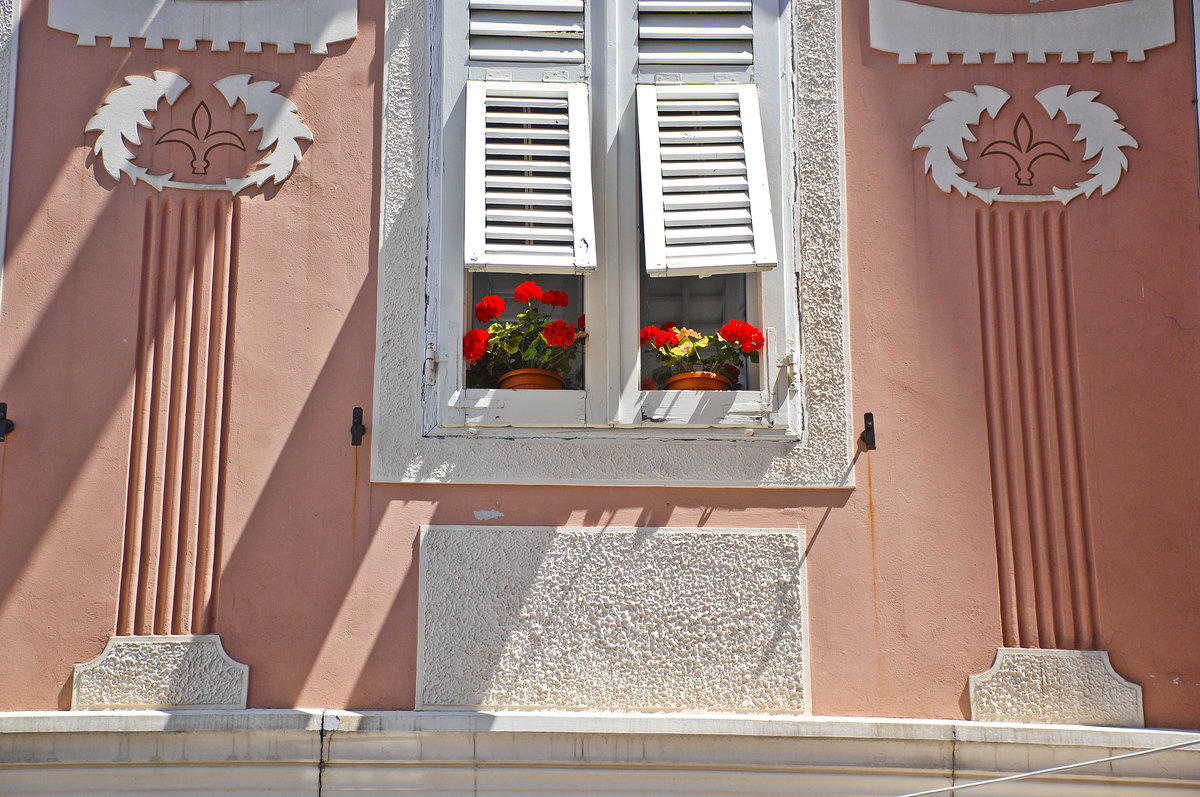 Fenster mit Blumen in der Altstadt von Izola. Aufnahme: 27. Juli 2016.