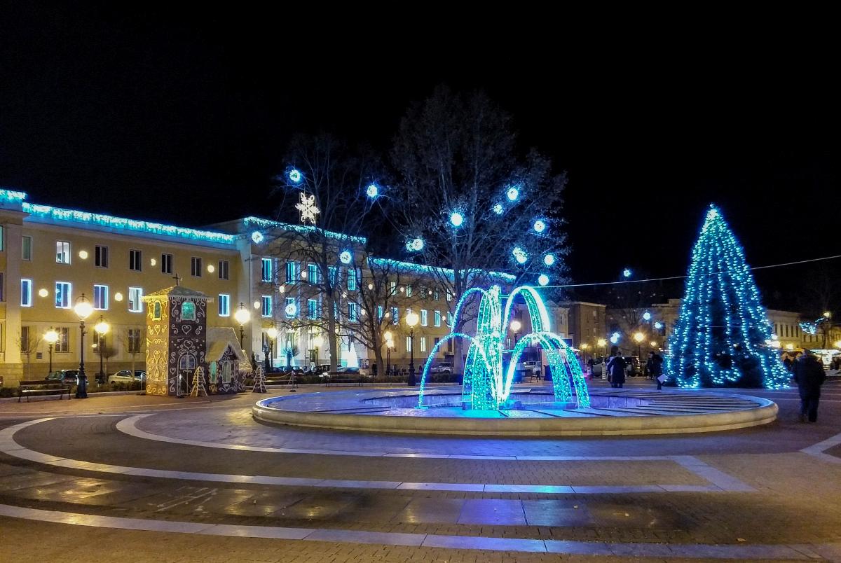 Feuerliche Leuchten auf dem Erzsbet-Platz in Nagykanizsa. Aufnahmedatum: 14.12.2017