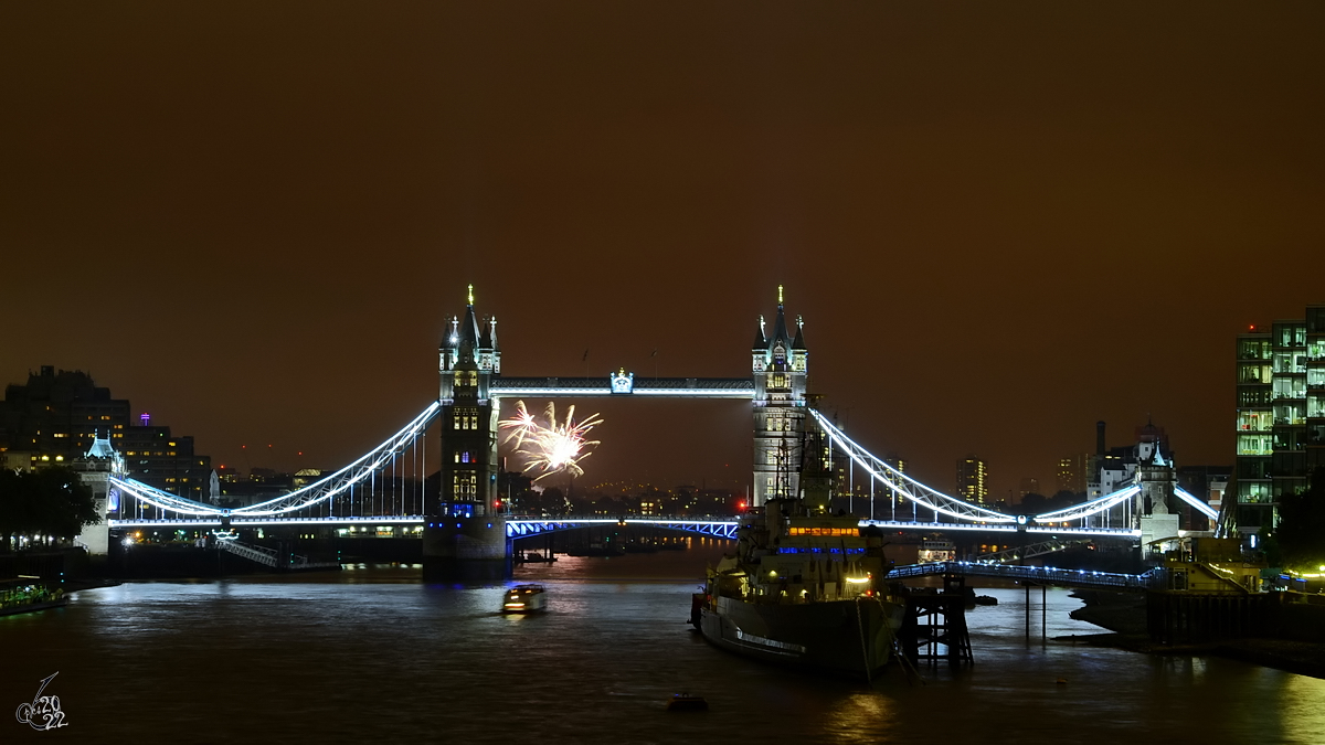 Feuerwerk hinter der Tower Bridge in London. (September 2013) 
