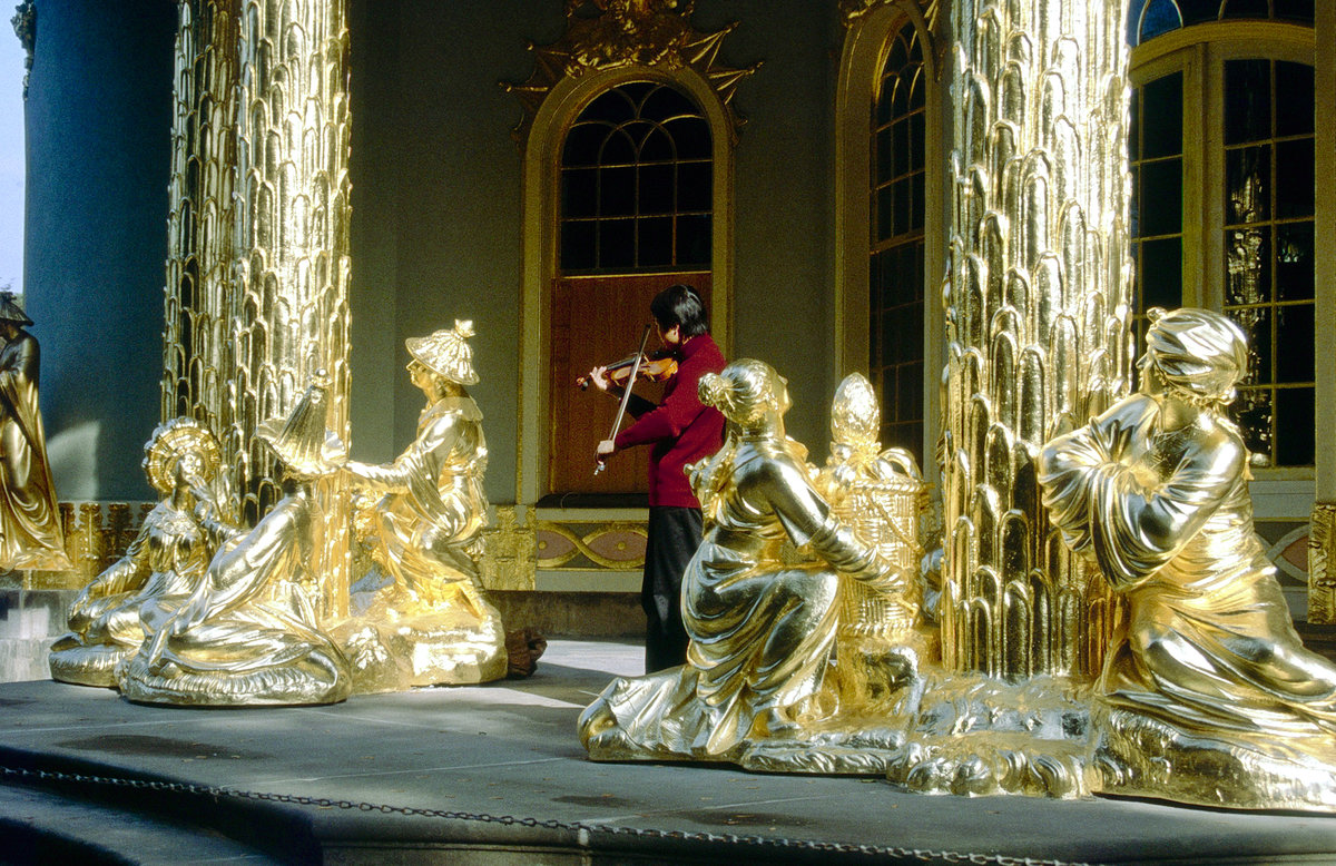 Figurengruppe am Chinesischen Haus  im Park Sanssouci in Potsdam. Bild vom Dia. Aufnahme: Oktober 1992.