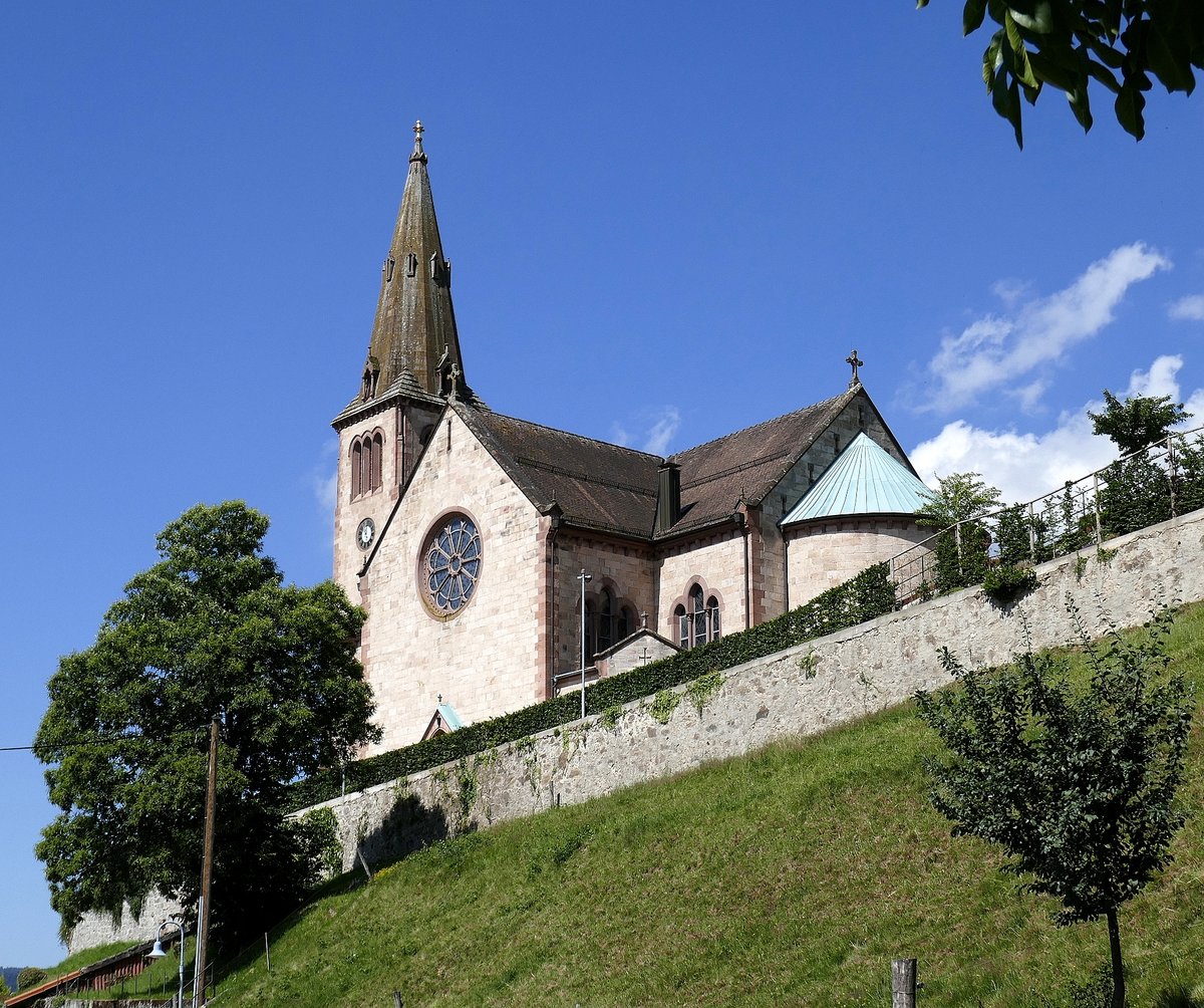 Fischerbach, die katholische Kirche St.Michael, hoch ber dem Ort, Grundsteinlegung war 1882, Juni 2020
