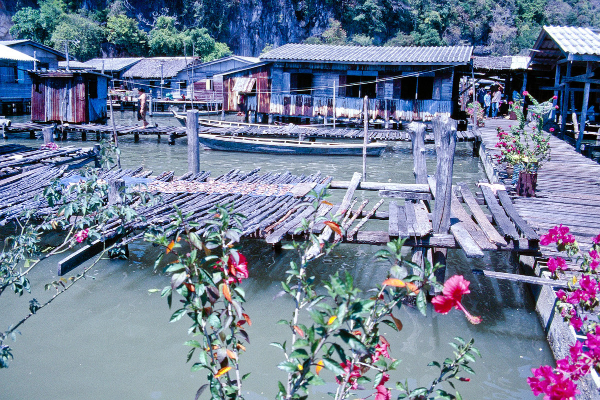 Fischerdorf im Nationalpark Krabi im Sden Thailands. Bild vom Dia. Aufnahme: Februar 1989.