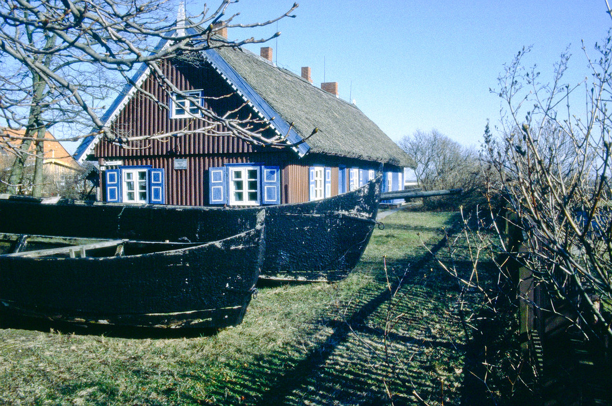Fischerhaus in Nida (Nidden) an der Kurischen Nehrung in Litauen. Bild vom Dia. Aufnahme: Mrz 1995.