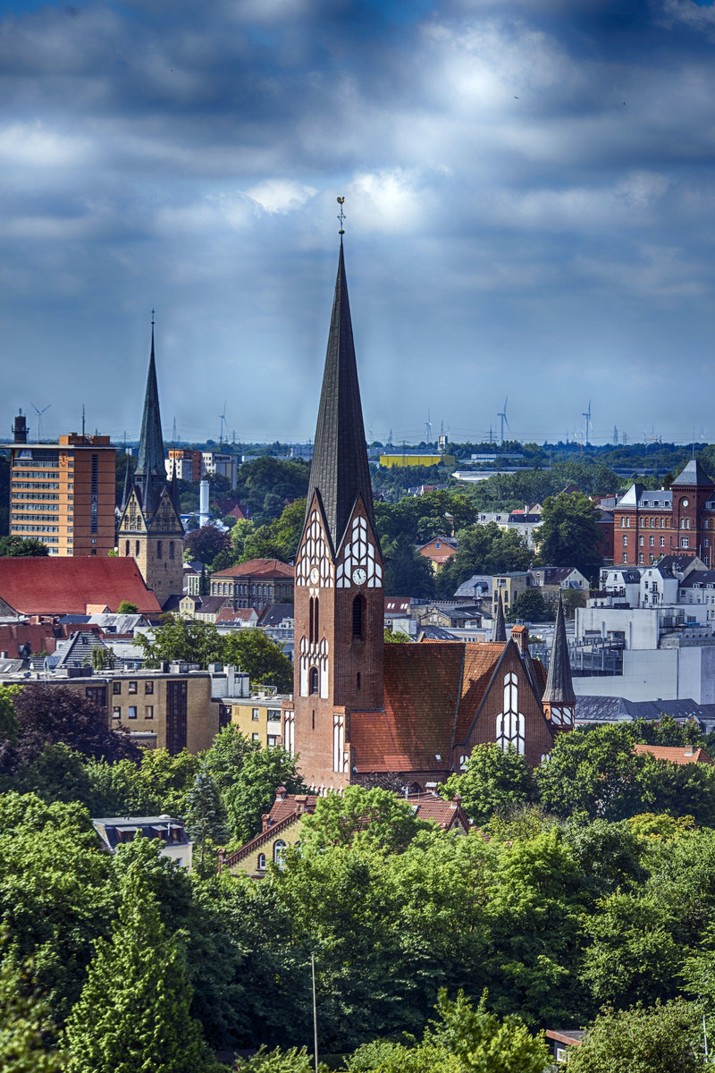 Flensburg - Blick vom Wasserturm Mrwik in sdlicher Richtung. Im Vordergrund ist die St.-Jrgen-Kirche zu sehen, im Hintergrund die St.-Nikolai-Kirche. Aufnahme: 31. Juli 2020.