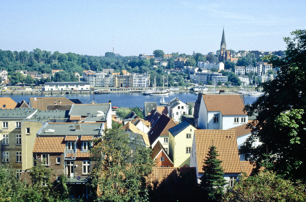 Flensburg von der Duborg-Schule aus gesehen. Rechts im Bild ist die St. Jrgen-Kirche zu sehen. Bild vom Dia. Aufnahme: August 1999.