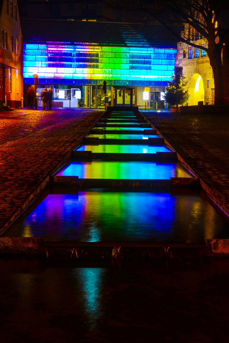 Flensburg - Fassade der Phnomenta erstrahlt in Regenbogen-Farben. Aufnahme: 1. Dezember 2020.