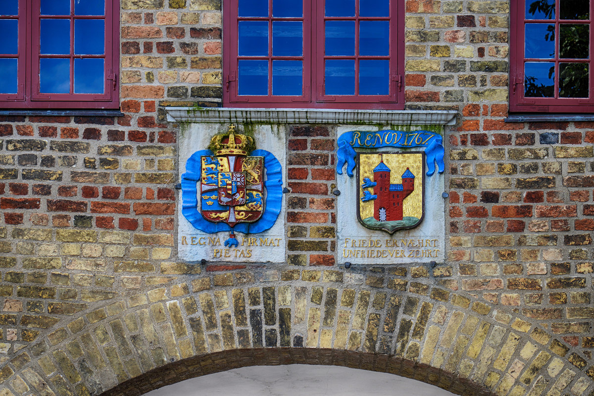 Flensburg - Wappen vom dnischen Knig Christian IV und Wappen von Flensburg an der Nordseite des Nordertors. Aufnahme: 11. Juli 2020.