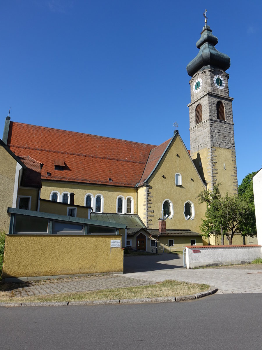 Floss, Katholische Pfarrkirche St. Johannes der Tufer, erbaut von 1910 bis 1912 von Heinrich Hauberrisser (20.05.2018)