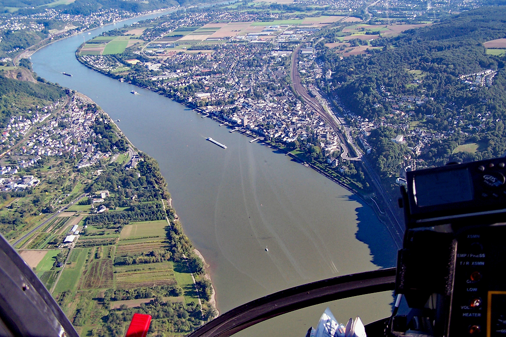 Flug ber`m Rhein - rechts Remagen und gegenber auf der anderen Rheinseite Erpel. 19.09.2005