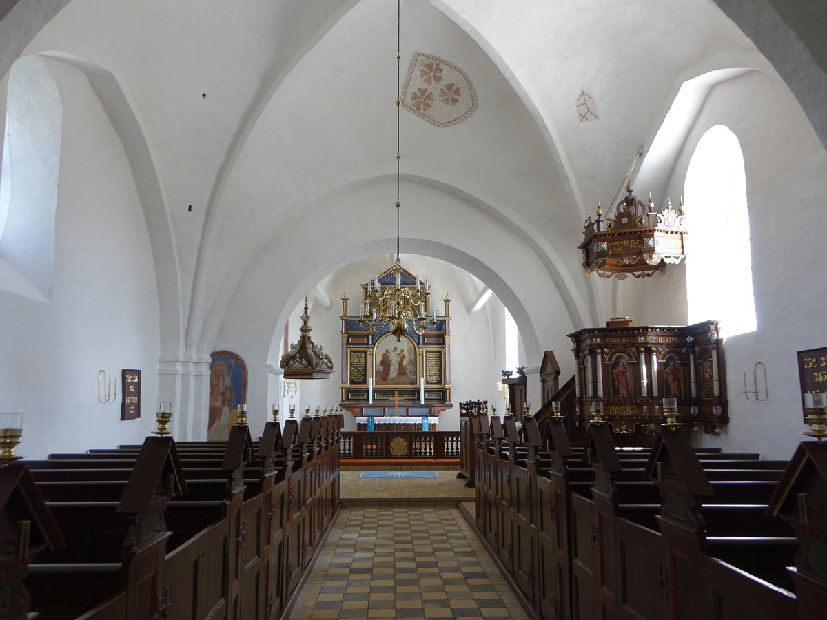 Framlev, Kanzel und Altar von 1590 in der romanischen Ev. Kirche (24.07.2019)