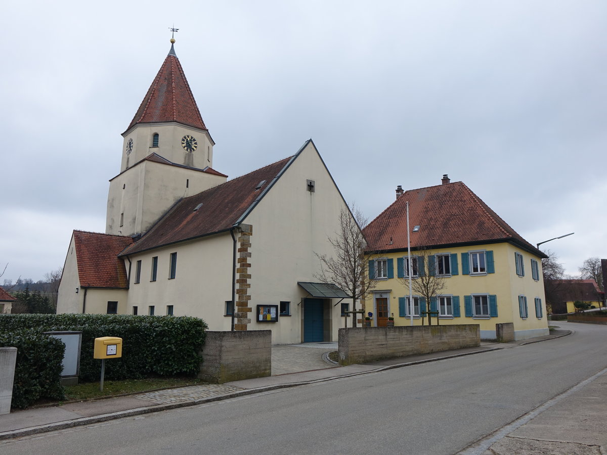 Frankenhofen, ev. St. Bartholomus Kirche, Chorturmkirche, erbaut im 14. Jahrhundert, daneben Pfarrhaus, erbaut im 19. Jahrhundert, zweigeschossiger, massiver Walmdachbau (13.03.2016)