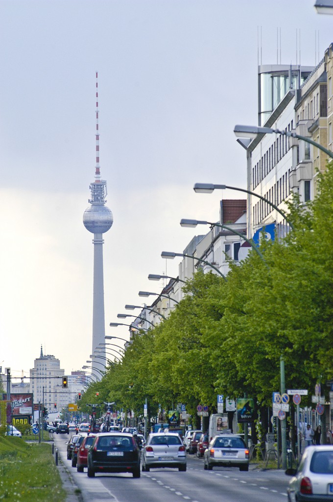Frankfurter Allee in Berlin-Friedrichshain mit dem Berliner Fernsehturm im Hintergrund. Aufnahme: 3. Mai 2008.