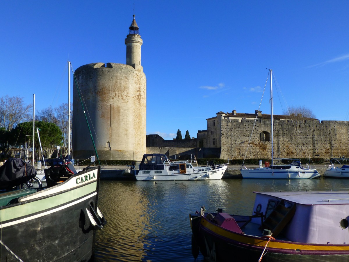 Frankreich, Languedoc, Gard, Aigues-Mortes, der Canal du Rhne  Stes, die Tour de Constance, die westlichen Befestigungsmauern. 27.01.2014