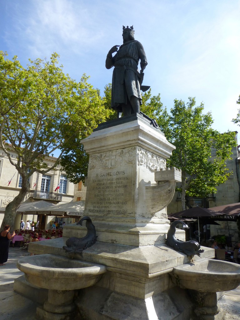 Frankreich, Languedoc, Gard, Aigues-Mortes, die Statue des Saint-Louis in der Altstadt. 08.09.2013