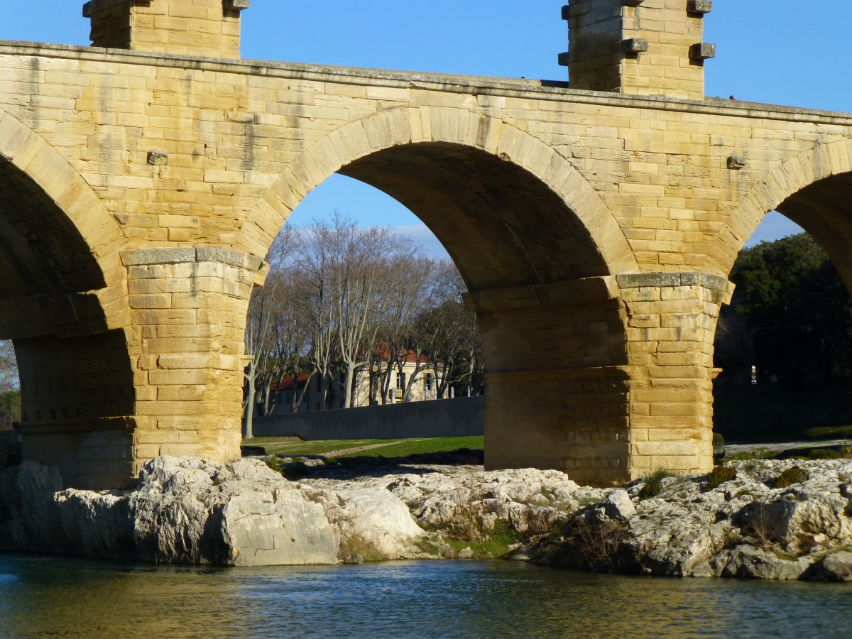 Frankreich, Languedoc, Gard, Detailaufnahme der sdwestlichen Seite des Pont du Gard, mit Blick auf das rechte Ufer des Gard. Vom linken Ufer des Gard aus fotografiert. 31.01.2014