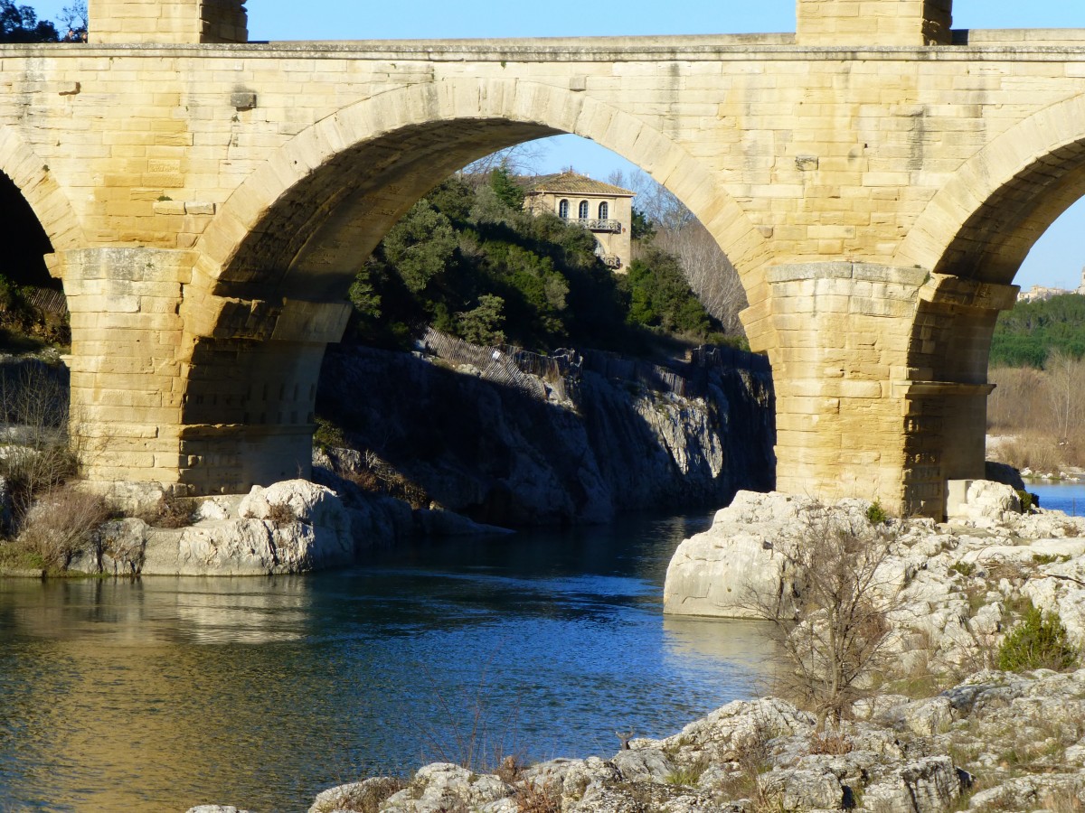 Frankreich, Languedoc, Gard, Detailaufnahme der sdwestlichen Seite des Pont du Gard, vom rechten Ufer des Gard aus fotografiert. 31.01.2014