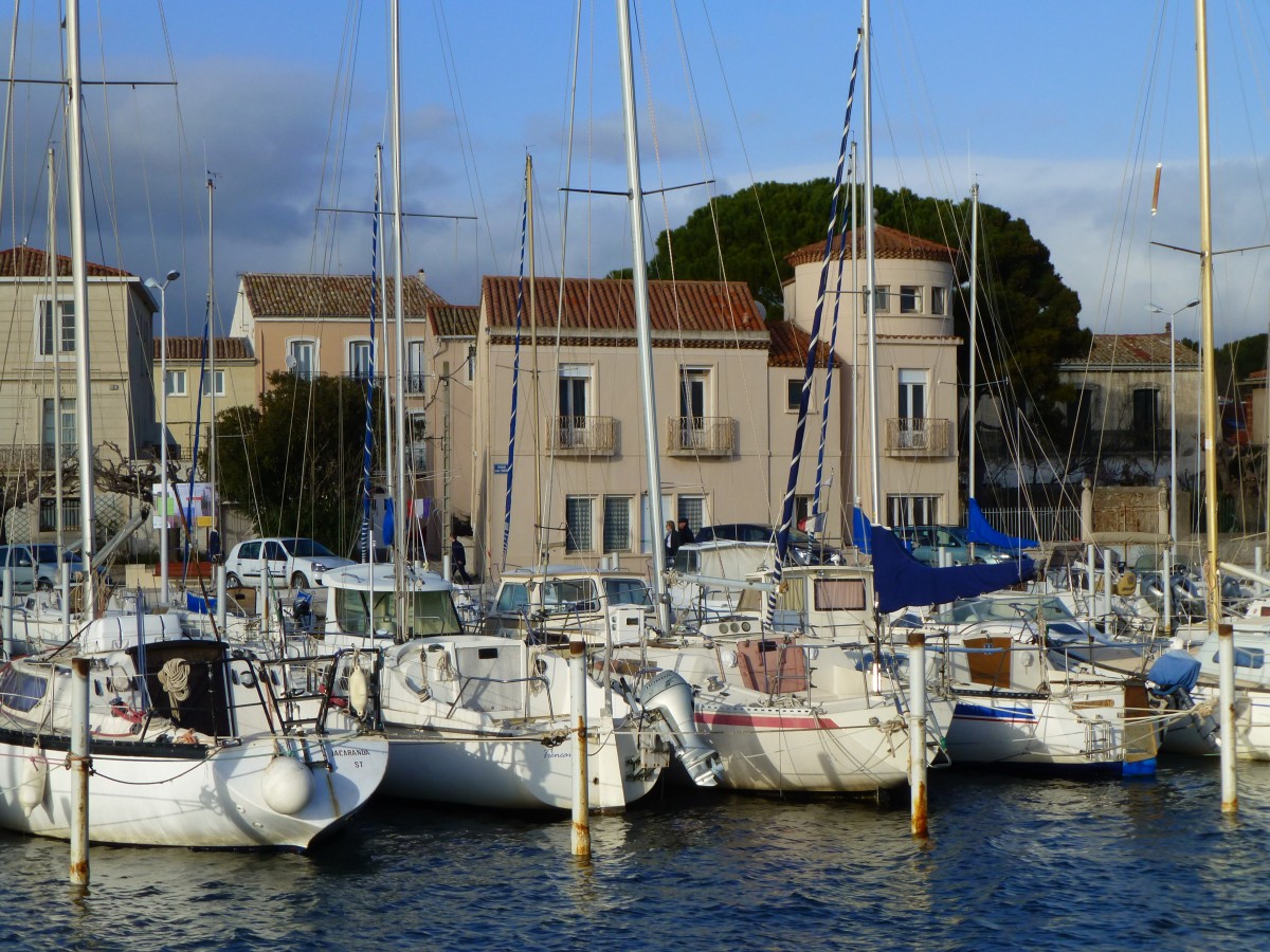 Frankreich, Languedoc, Hrault, Bouzigues am tang de Thau, Blick auf Bouzigues und den Hafen. 06.02.2014