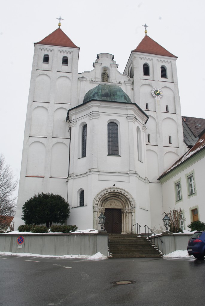 Franziskanerinnen Kloster Mallersdorf im Labertal, Basilika St. Johannes erbaut ab 1109, im 18. Jahrhundert Rokokoausstattung, Lkr. Straubing (17.02.2012)