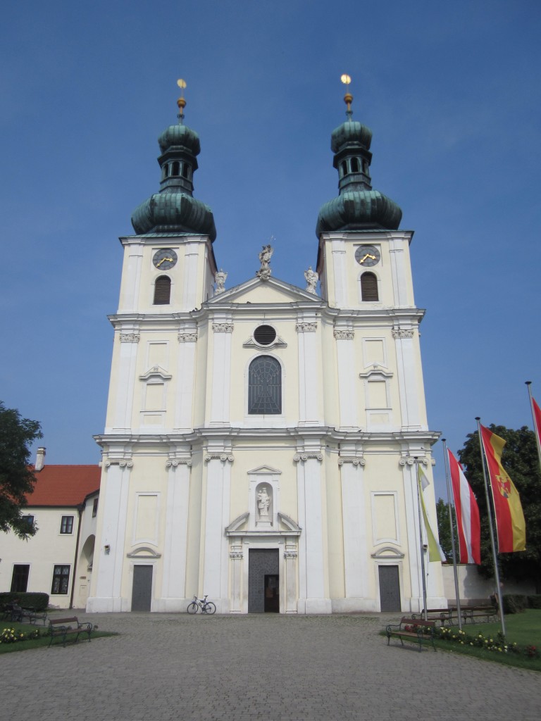 Frauenkirchen, barocke Wallfahrtskirche Maria Geburt, erbaut von 1695 bis 1702 durch Francesco Martinelli, Stifter Frst Paul Esterhazy (27.07.2014)