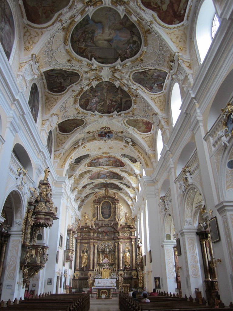 Frauenkirchen, Wallfahrtskirche Maria Geburt, Stuck und Gemlde von Luca Antonio 
Colomba, Hochaltar von 1873, Kanzel von 1713 (27.07.2014)