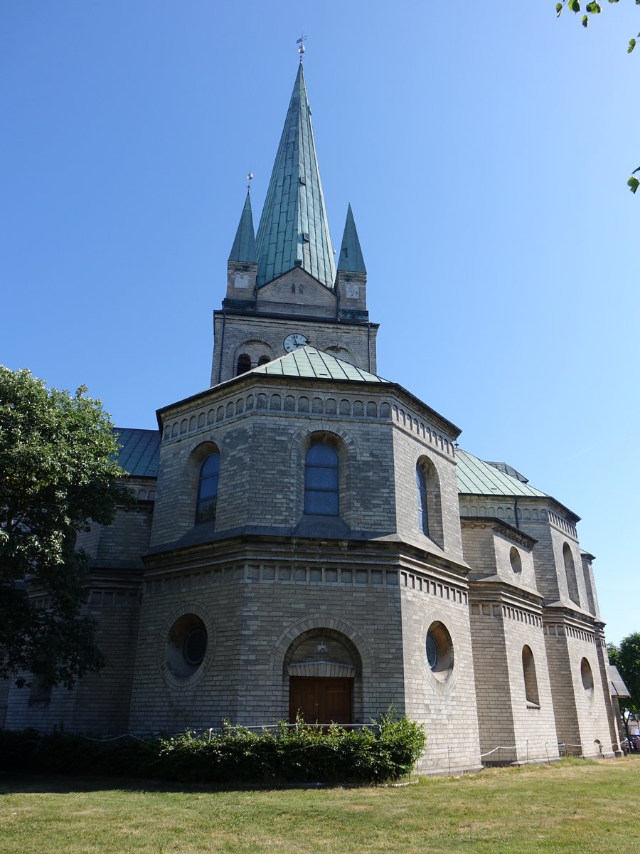 Frederikshavn, neuromanische Ev. Kirche am Kirkepladsen, erbaut von 1890 bis 1892 nach Plnen von V. Ahlmann (08.06.2018)