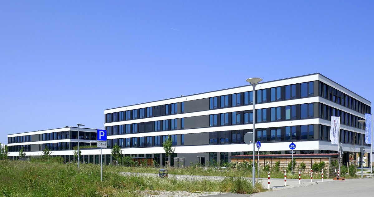 Freiburg, am Campus am Flugplatz steht der Neubau des Freiburger Innovationszentrums  FRITZ , wurde 2022  erffnet und beherbergt hochmoderne Bro-und Laboreinrichtungen, Mai 2023