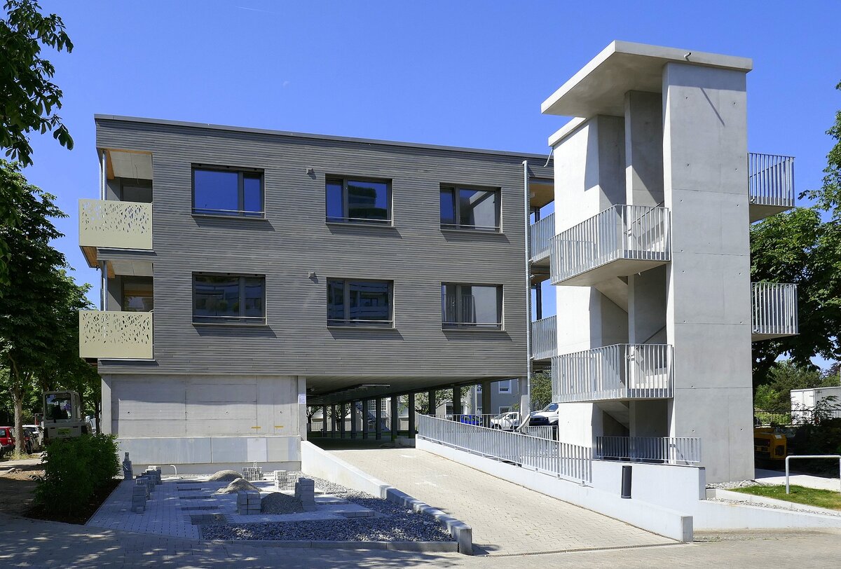 Freiburg-Betzenhausen, ein besonderes Neubauprojekt im Freiburger Westen, auf ein bestehendes Parkdeck wurde ein enerieeffizientes Holzhaus mit ca. 700 Quadratmeter Wohnflche aufgebaut. Juni 2023