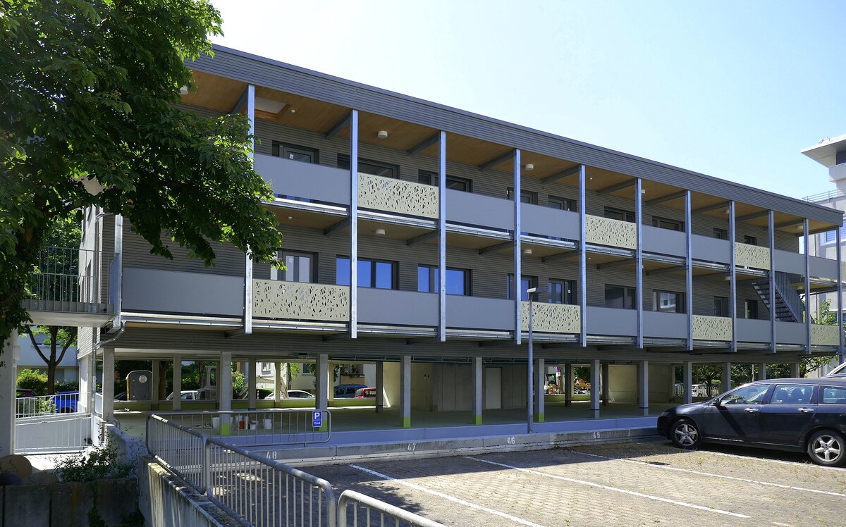 Freiburg-Betzenhausen, berbautes Parkdeck mit einem energieeffizienten Holzhaus im Freiburger Westen, Juni 2023