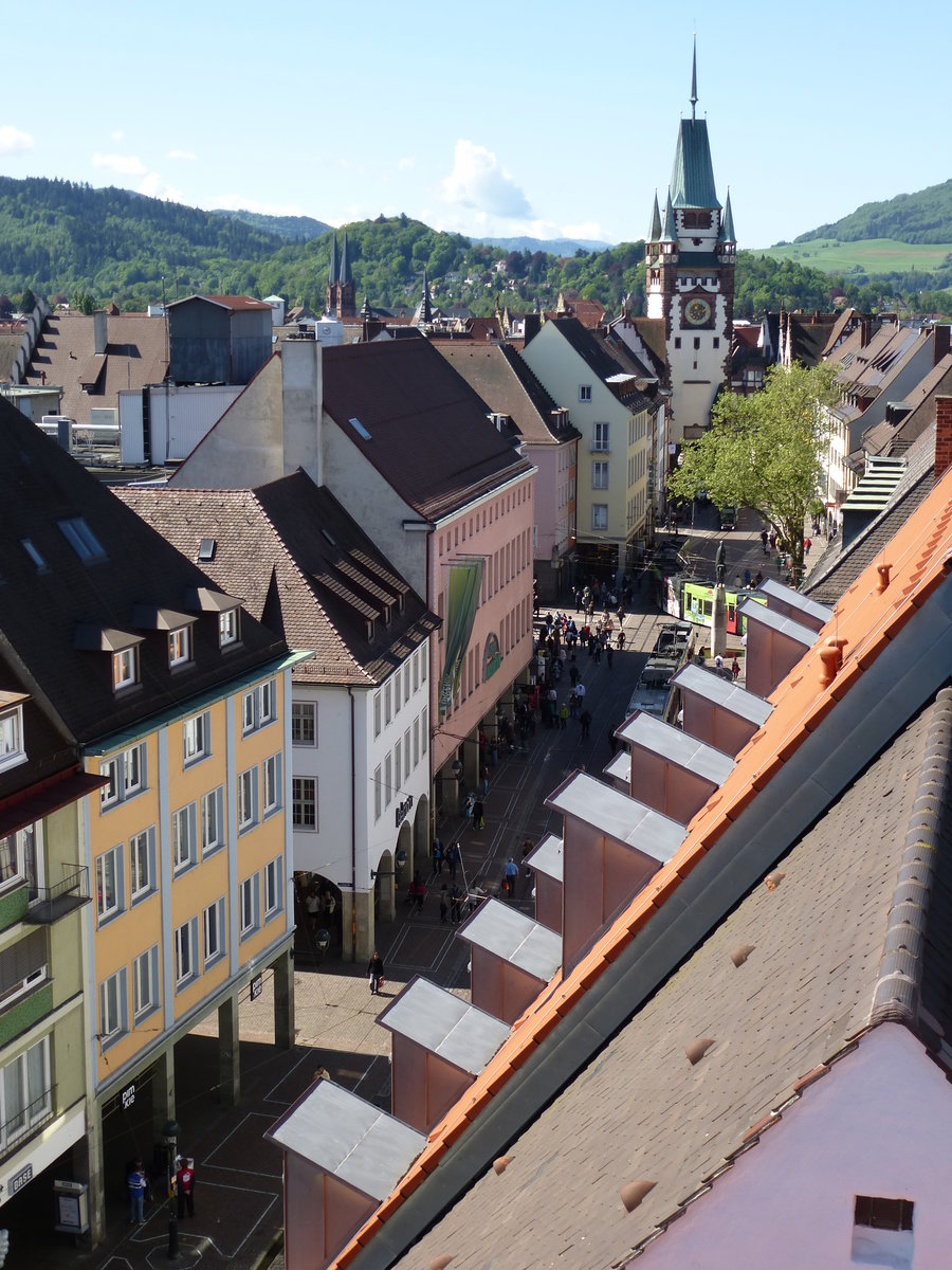 Freiburg, Blick von der Dachterrasse eines Lokales in die Kaiser-Joseph-Strae und zum Martinstor, Mai 2015