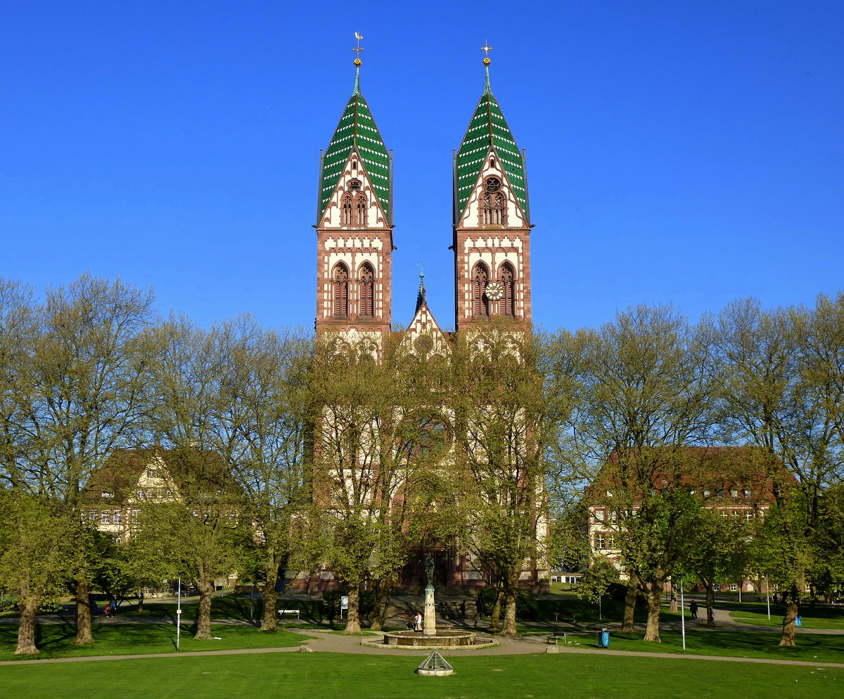 Freiburg, Blick von Osten auf die 1897 erbaute Herz-Jesu-Kirche im Stadtteil Sthlinger, April 2017