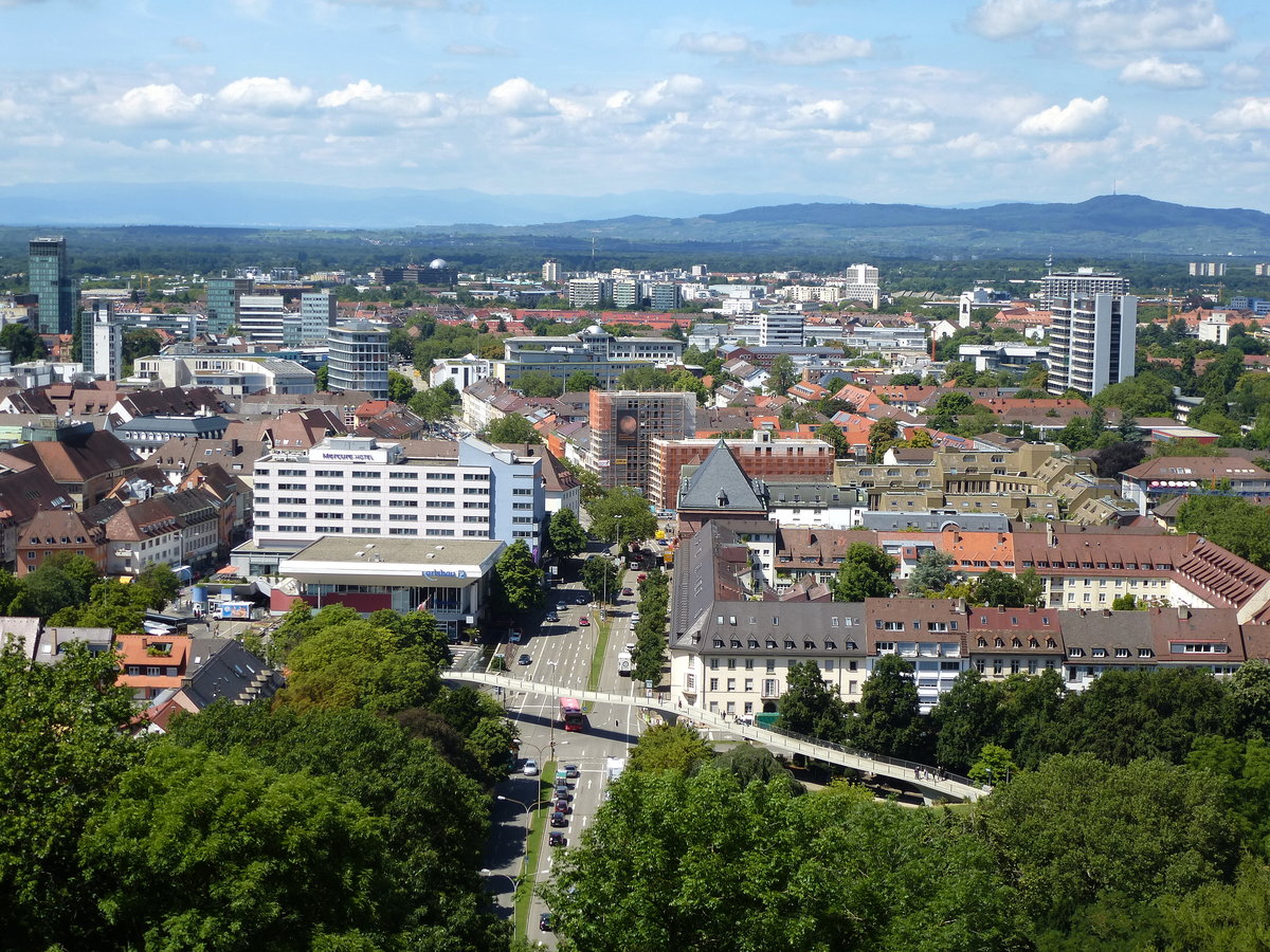 Freiburg, Blick vom Schloberg auf die Stadt mit dem Karlsplatz im Vordergrund, Aug.2016
