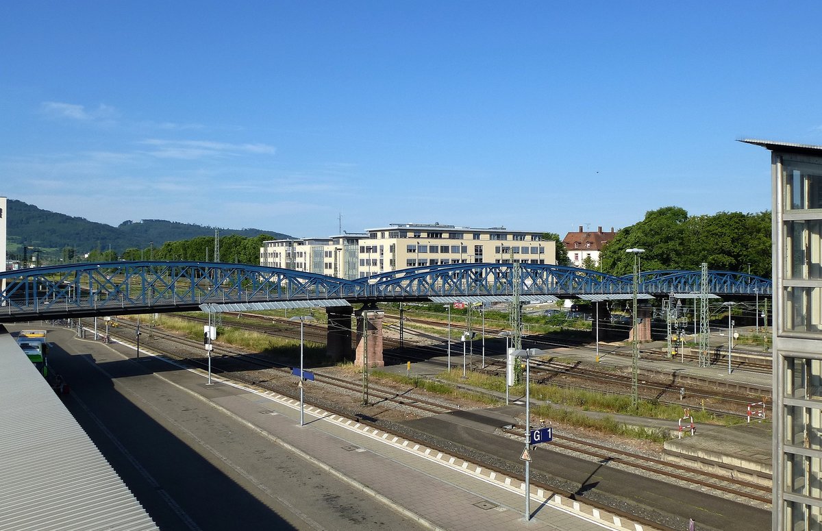 Freiburg, Blick von der Stadtbahnbrcke am Hauptbahnhof zur Blauen Brcke, einem Fugnger-und Radfahrerbergang, Juli 2014