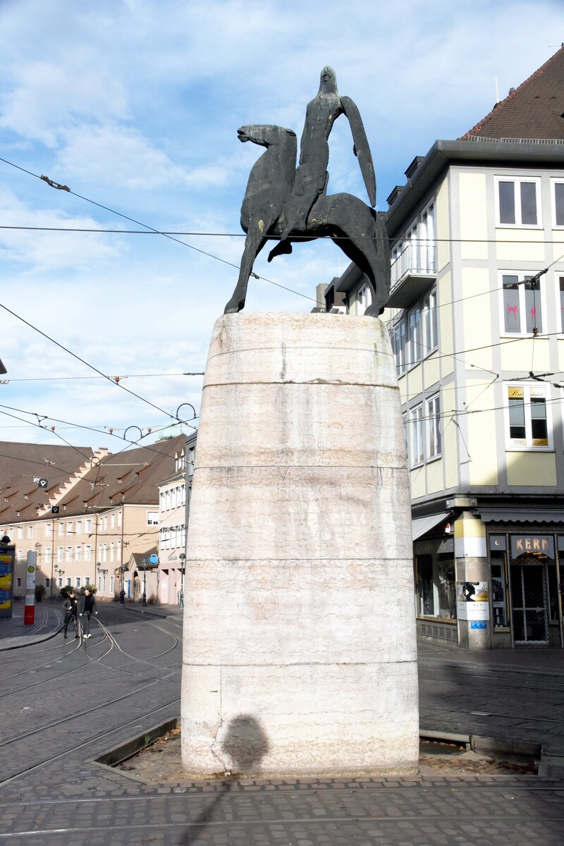FREIBURG im Breisgau, 20.20.2019, abstraktes Reiterdenkmal von 1965, das eine im Zweiten Weltkrieg zerstrte Statue aus dem 19. Jh. ersetzt, am Bertoldsbrunnen