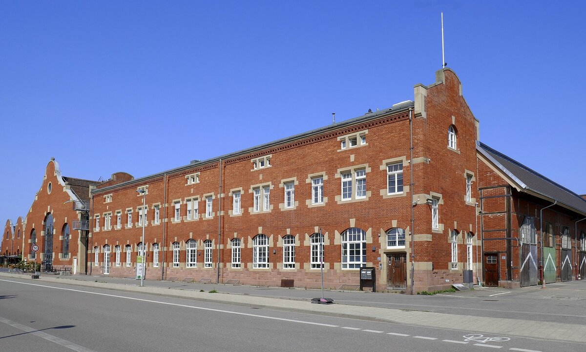 Freiburg-Brhl, die Alte Lokhalle am ehemaligen Gterbahnhof, saniert und vielseitig genutzt, Mai 2023