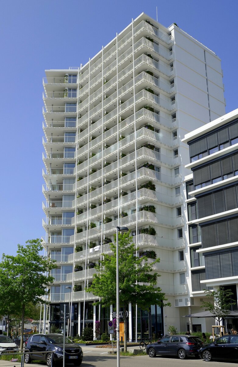 Freiburg-Brhl, der Black F Tower, ein 52m hohes Apartmenthaus im Neubaugebiet am ehemaligen Gterbahnhof, Juni 2023