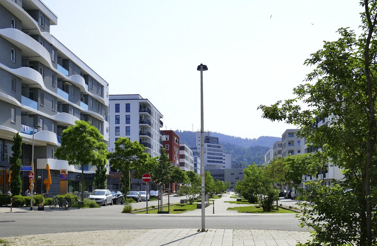 Freiburg-Brhl, Blick in die Eugen-Martin-Strae im Neubaugebiet am ehemaligen Gterbahnhof, Juni 2023