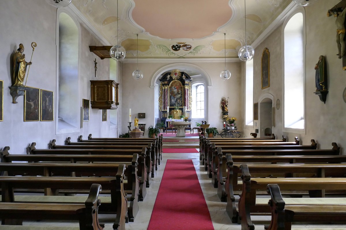 Freiburg-Ebnet, Innenansicht der St.Hilarius-Kirche, mit Blick zum Altar, Juli 2019