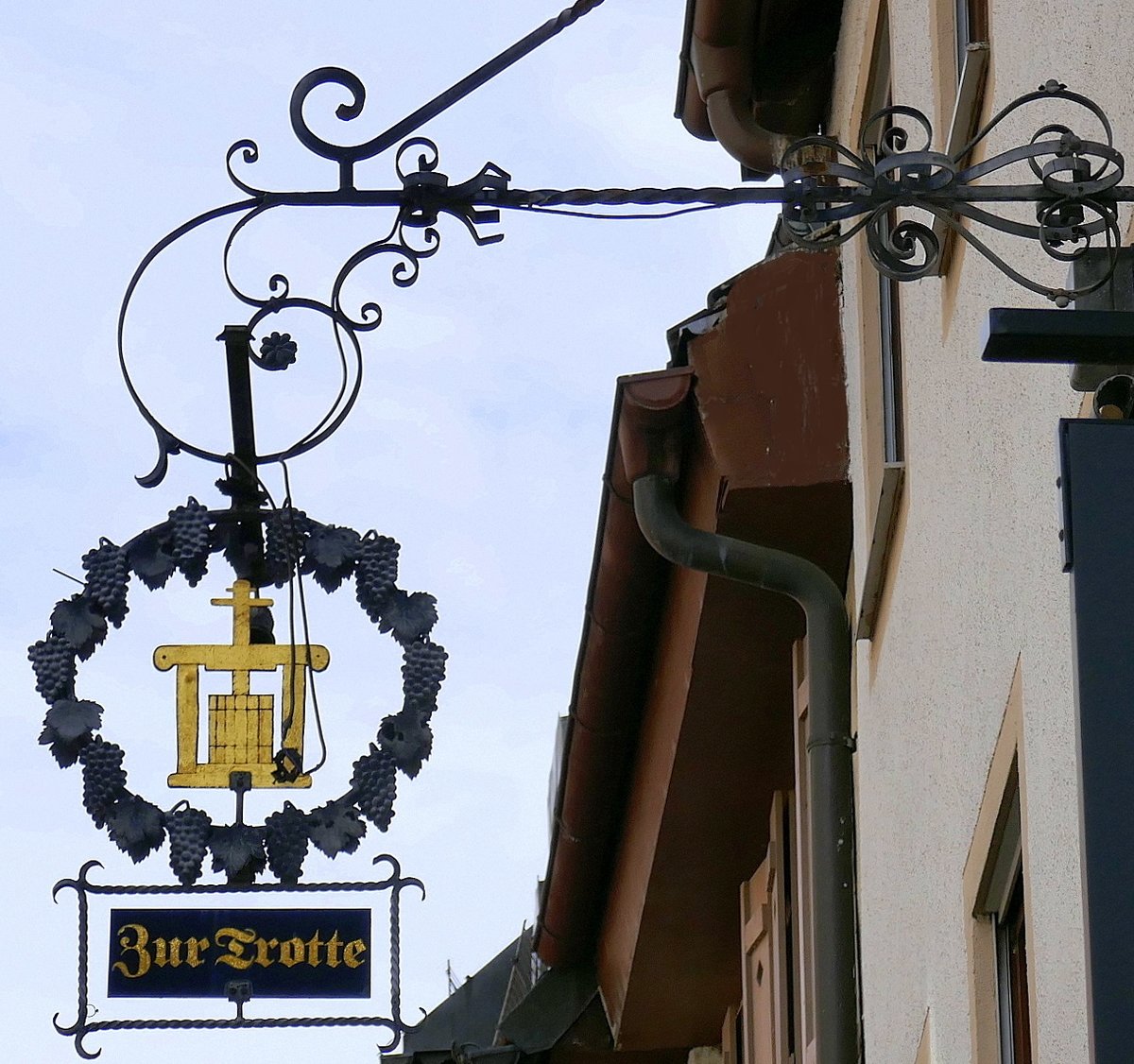 Freiburg-Fischerau, das Gasthaus  Zur Trotte , Mrz 2021