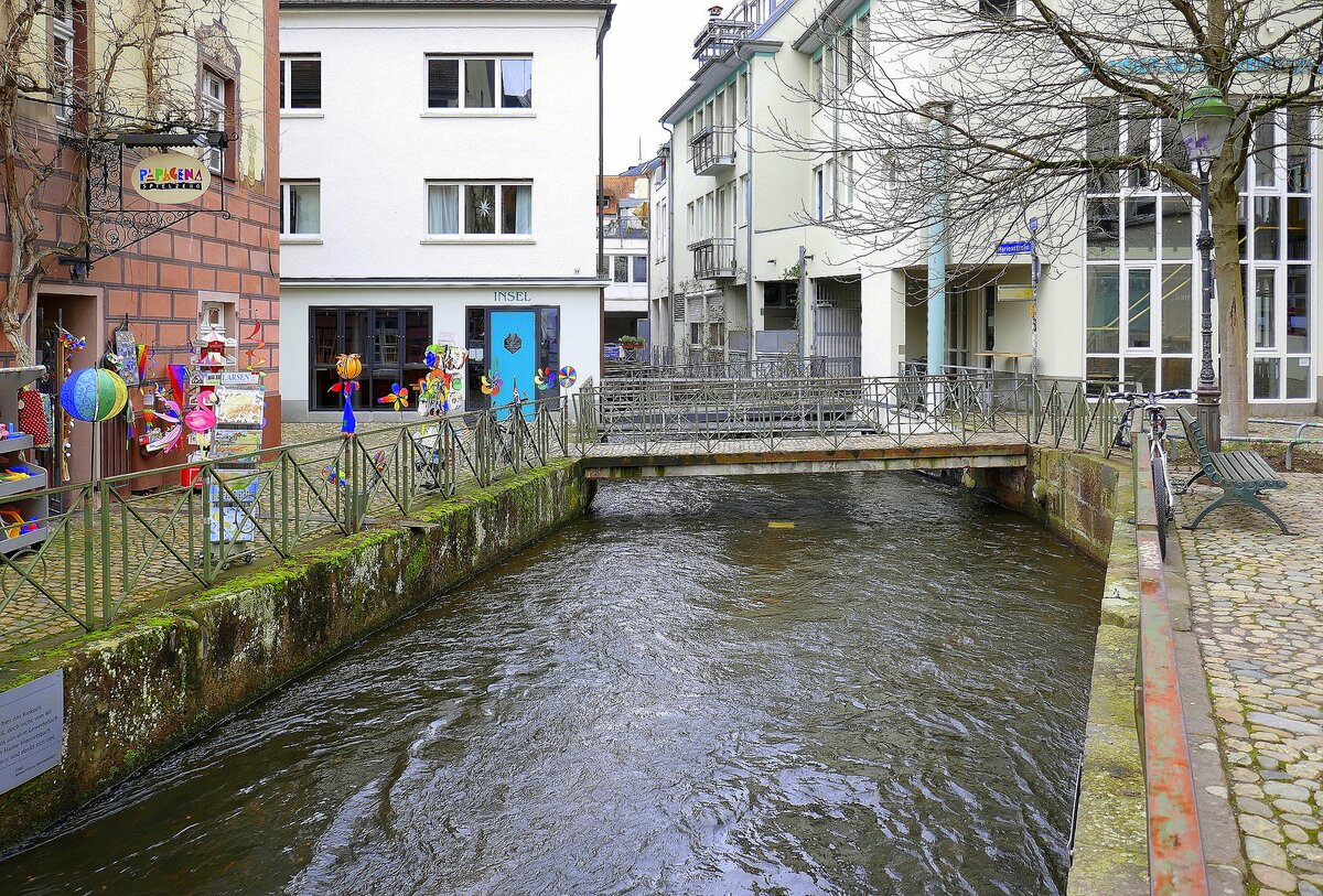 Freiburg-Gerberau, der Gewerbekanal, gespeist von der Dreisam, durchfliet das ehemalige Handwerkerviertel, Feb.2022
