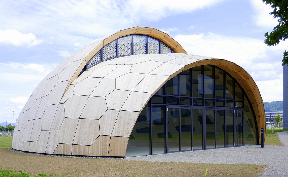Freiburg, Holz-Pavillon, ein Experimentalbau auf dem Gelnde des Technik-Campus, per Roboter-Montage errichtet, erffnet im Juli 2023